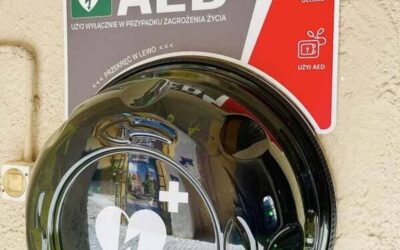 Nowoczesny defibrylator AED na Zamku w Oleśnicy