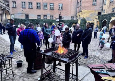 otwarcie zamku kowal na dziedzińcu