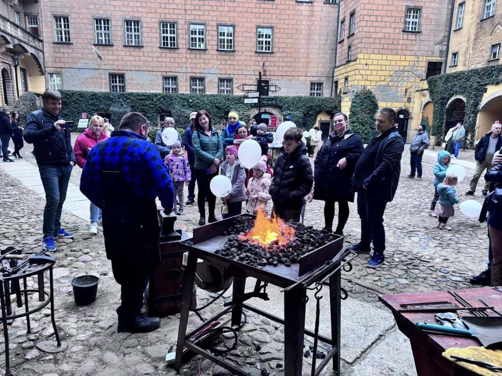 otwarcie zamku kowal na dziedzińcu
